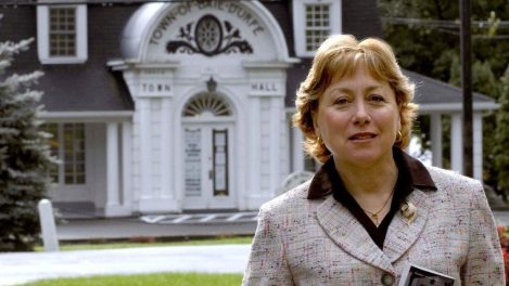 Maria Tutino, mairesse de Baie-D’Urfé, devant l’hôtel de ville de sa municipalité