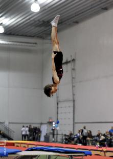 William Loubert, 13 ans, tente de se qualifier pour le Championnat canadien de trampoline.