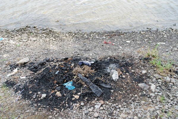 Les jeunes qui viennent faire la fête sur le bord de l'eau ne ramassent pas leurs déchets.