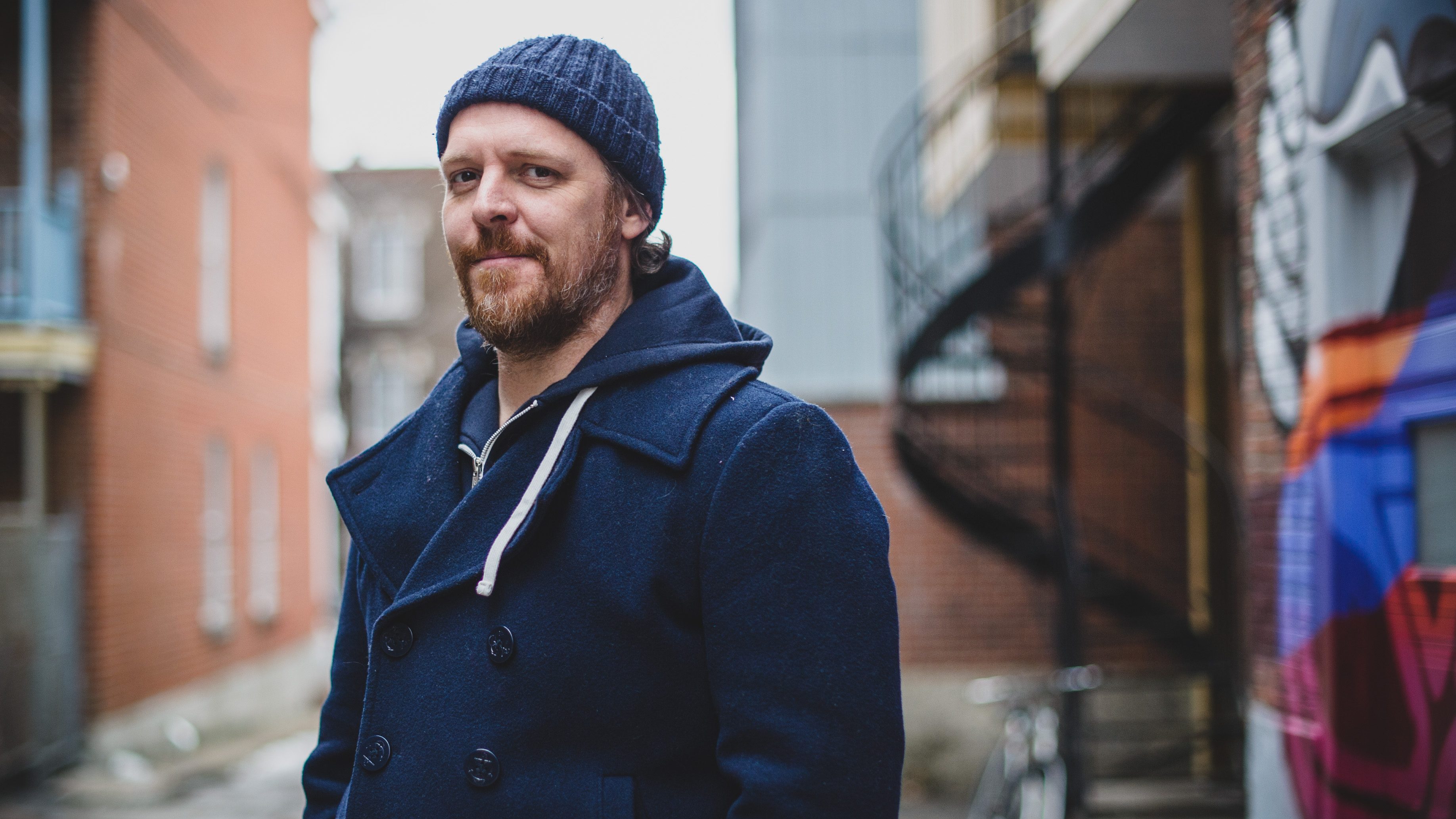 Le comédien Fabien Cloutier devant une ruelle.