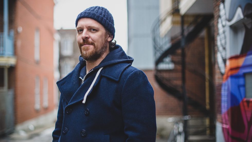 Le comédien Fabien Cloutier devant une ruelle.