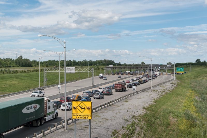 File d'attente au pont à péage de l'autoroute 30. Un rapport recommande de multiplier les péages dans le Grand Montréal.