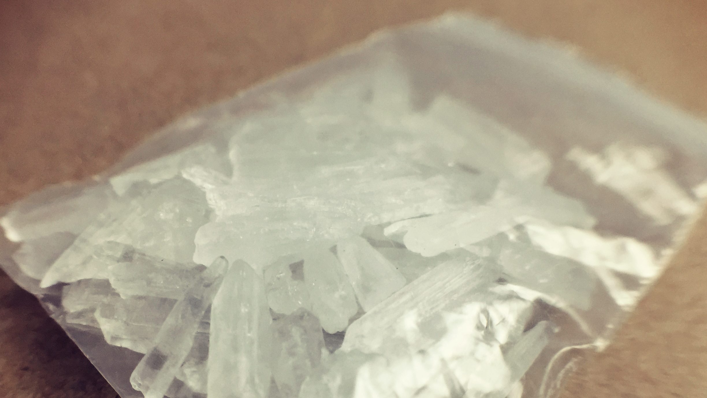 Un sac de cristaux de méthamphétamine, une drogue fait des ravages à Montréal.