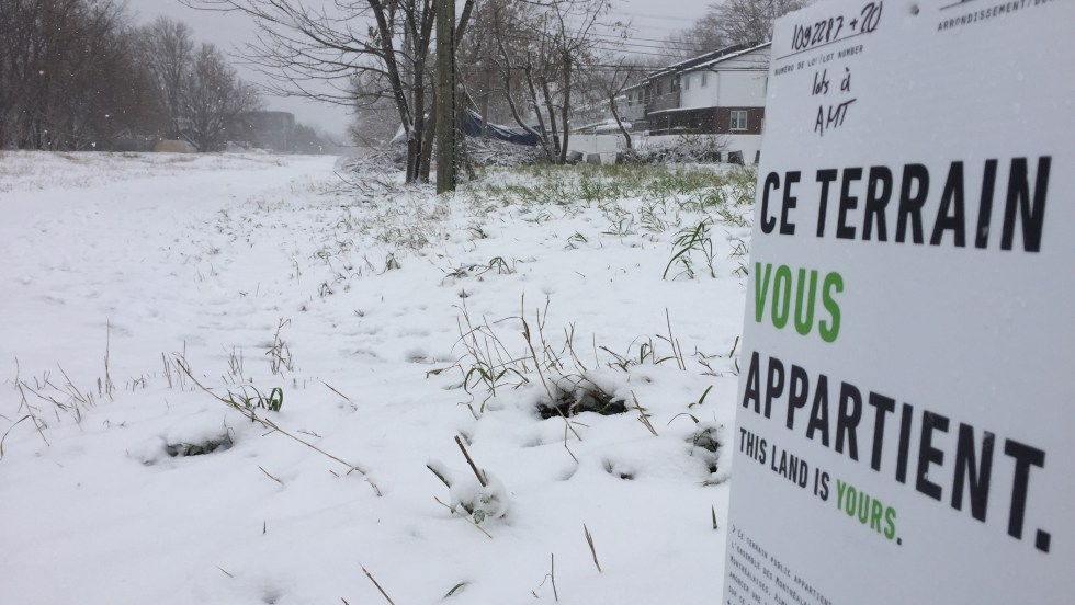 Une affiche de l'organisme Lande sur la friche ferroviaire de Pointe-aux-Trembles, en novembre 2016.