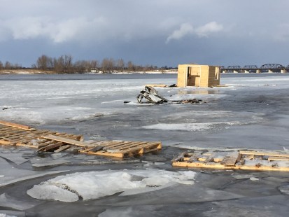 Une cabane à pêche et divers déchets sont visibles dans l'accès à l'eau du boulevard Gouin Est, coin 133e Rue, dans le quartier Rivière-des-Prairies de Montréal, le 3 mars 2017.