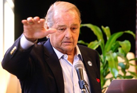 Rodrigue Gilbert était à la Maison du citoyen le 13 avril 2017 pour la signature du Livre d'or de l'arrondissement Rivière-des-Prairies-Pointe-aux-Trembles.