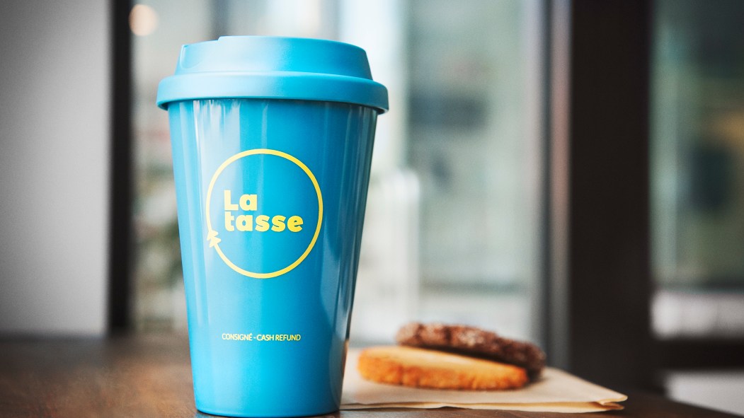 Une tasse étanche, colorée, faite de plastique alimentaire et consignée que les gens pourront dorénavant utiliser dans le quartier.