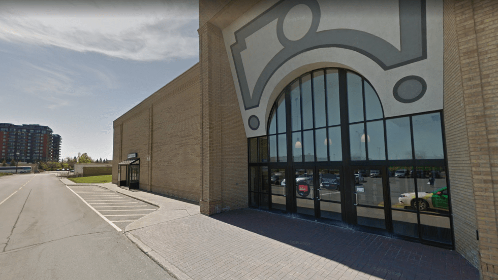 Après avoir fermé en quasi-totalité depuis le mois de décembre, le Carrefour Angrignon peut à nouveau accueillir des clients.