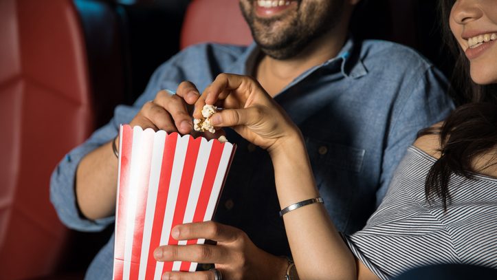 Un couple dans un cinéma