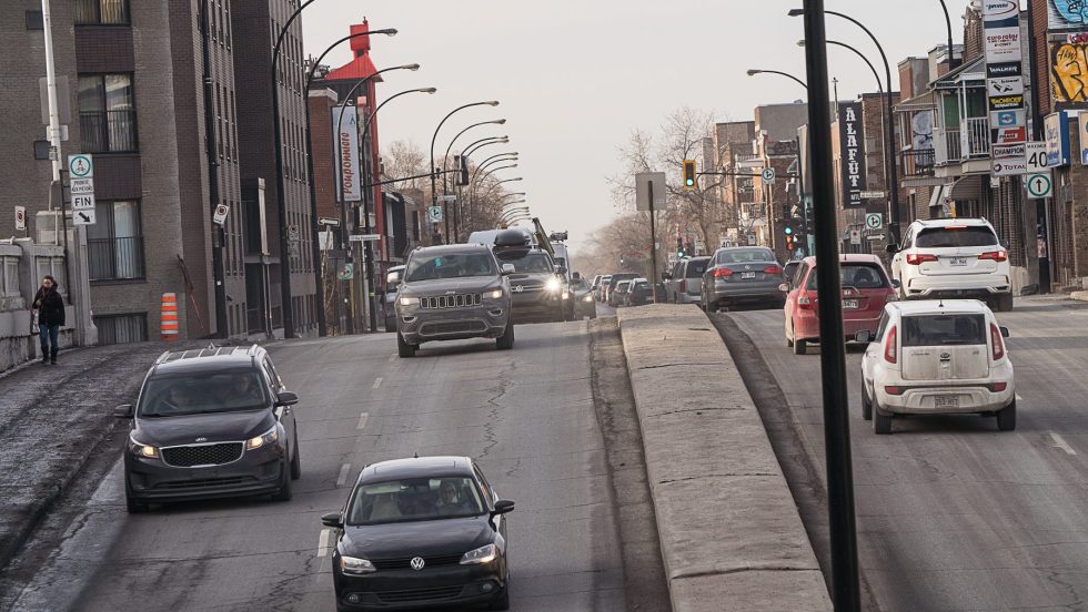 Des voitures sur l'avenue Papineau