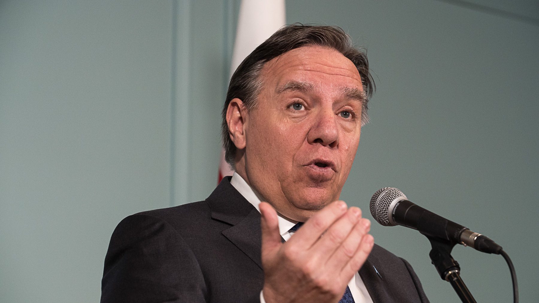 François Legault ordonne la fermeture des restaurants. Pour les élèves, il n'y aura pas d'école jusqu'au début mai.