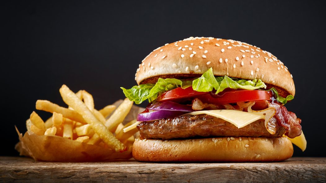 Une hamburger avec des frites.