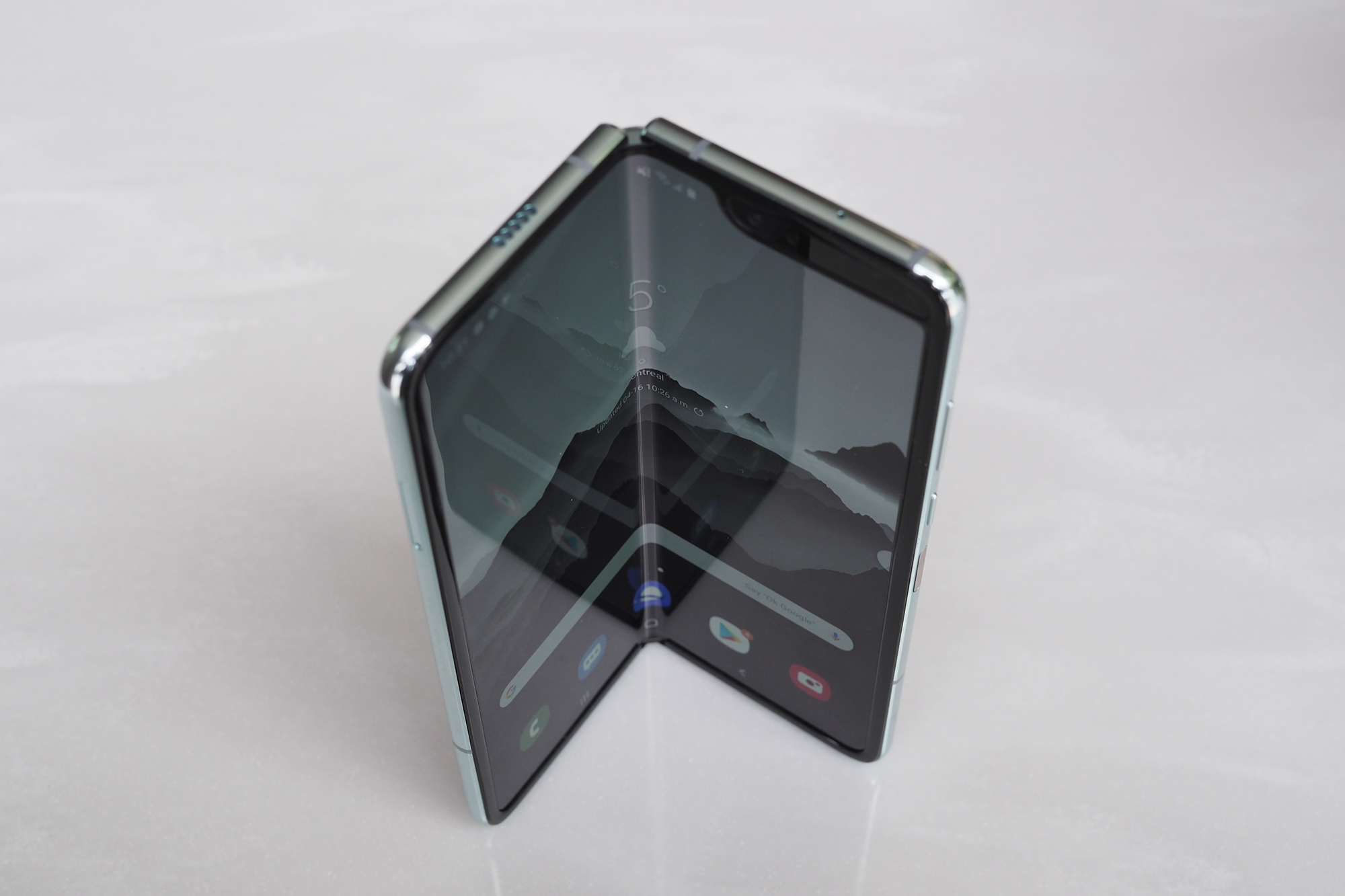 samsung galaxy fold smartphone téléphone intelligent