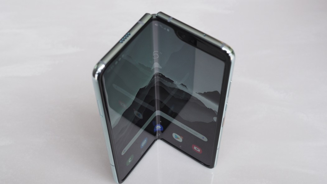 samsung galaxy fold smartphone téléphone intelligent