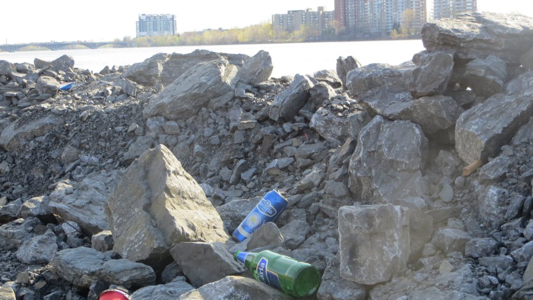 Détritus berge rivière des Prairies