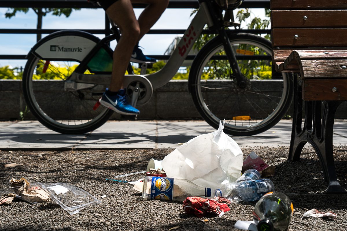 plastique à usage unique sur le bord de la rue