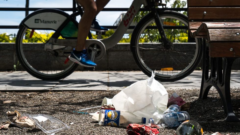 plastique à usage unique sur le bord de la rue