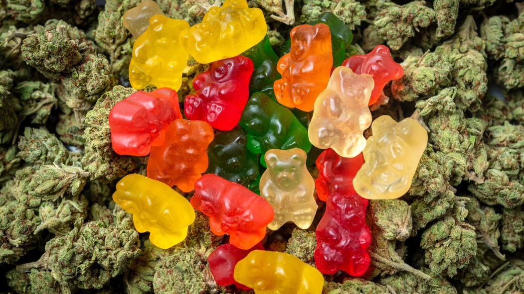 des friandises en gélatine sur une pile de cannabis