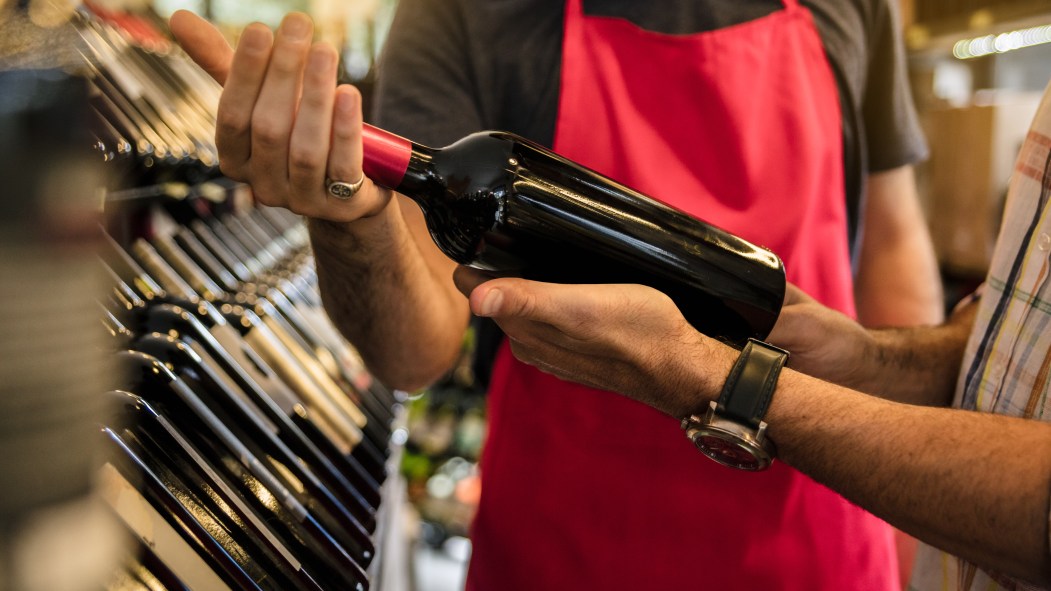 homme présentant un vin à un autre