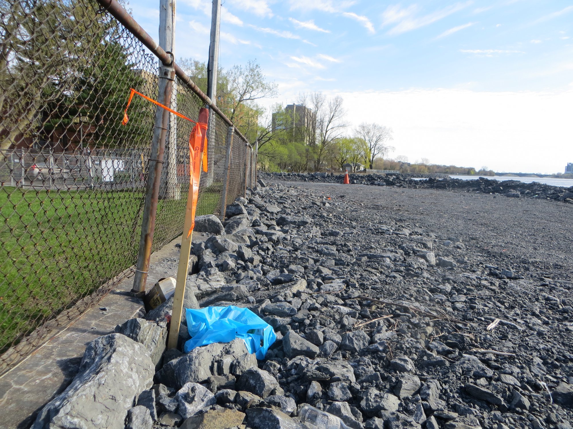 Paysage lunaire et détritus aux abords du mur de soutènement Simon-Sicard à Ahuntsic