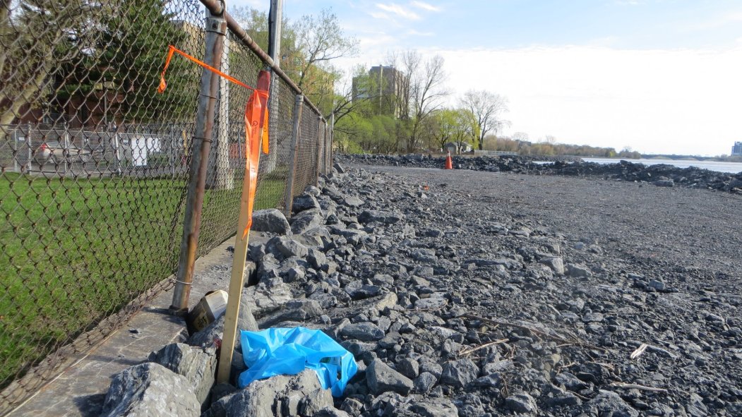 Paysage lunaire et détritus aux abords du mur de soutènement Simon-Sicard à Ahuntsic