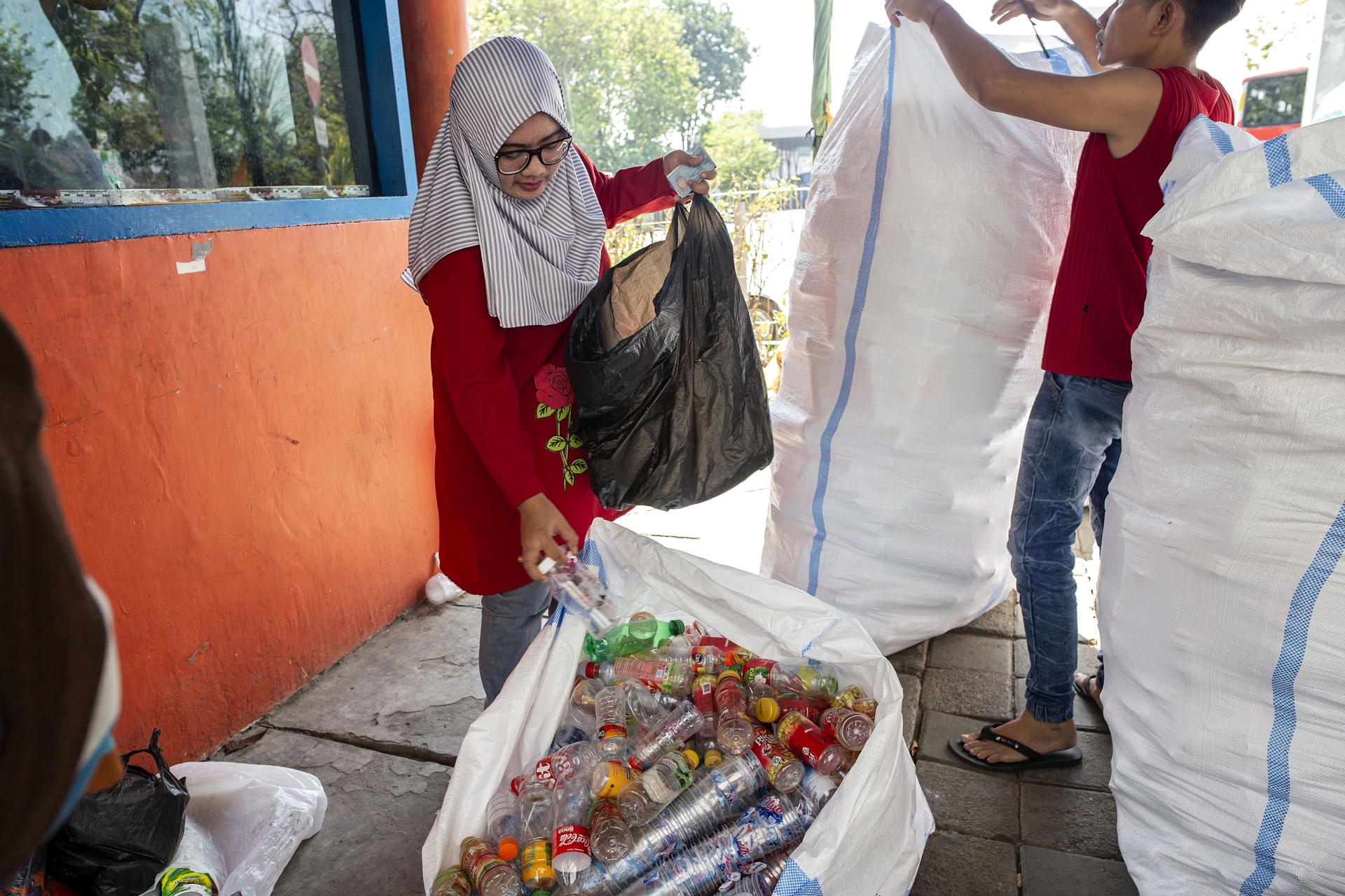 À Surabaya, un ticket de bus coûte trois bouteilles de plastique.