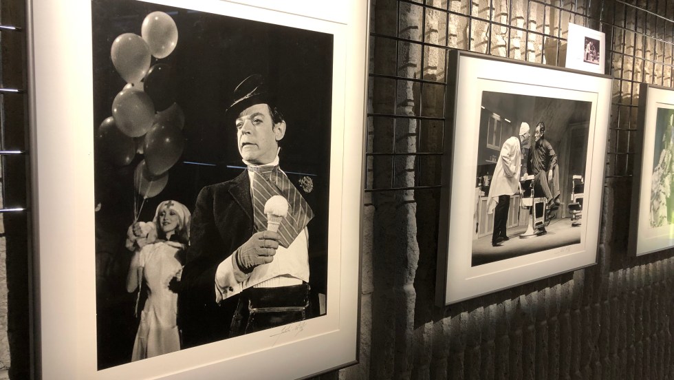 Des photos en noir et blanc encadrées et exposées.
