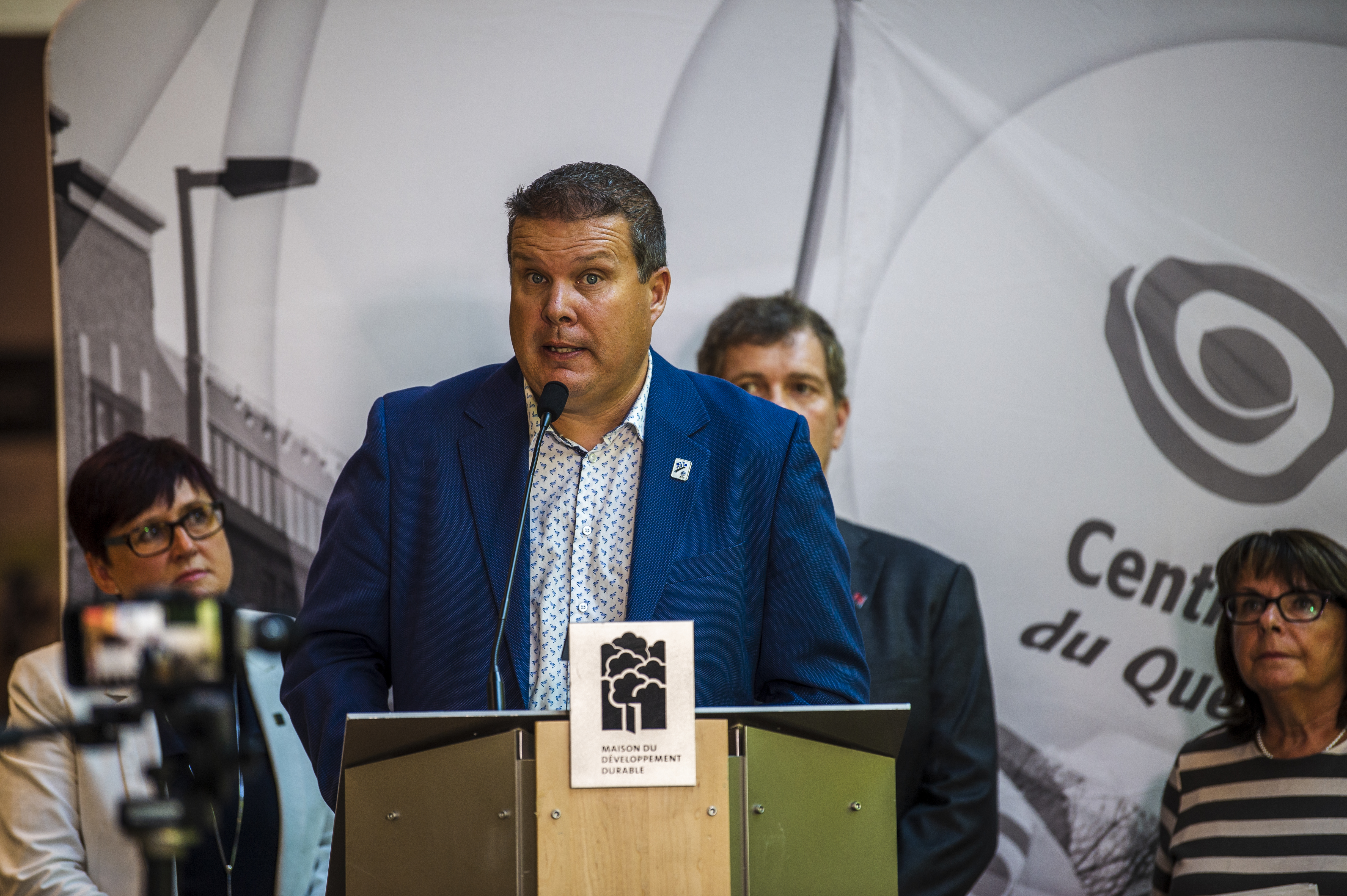 Les syndicalistes Josée Scalabrini, Éric Pronovost, Jacques Landry et Sonia Éthier lors d'une conférence de presse pour dénoncer la maternelle 4 ans dans un contexte de pénurie d'enseignants.