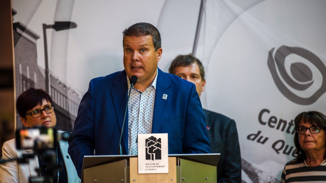 Les syndicalistes Josée Scalabrini, Éric Pronovost, Jacques Landry et Sonia Éthier lors d'une conférence de presse pour dénoncer la maternelle 4 ans dans un contexte de pénurie d'enseignants.