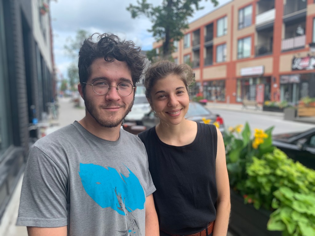 Léa Ilardo (à droite) et Léonard Leclerc, de La Planète s'invite à l'université