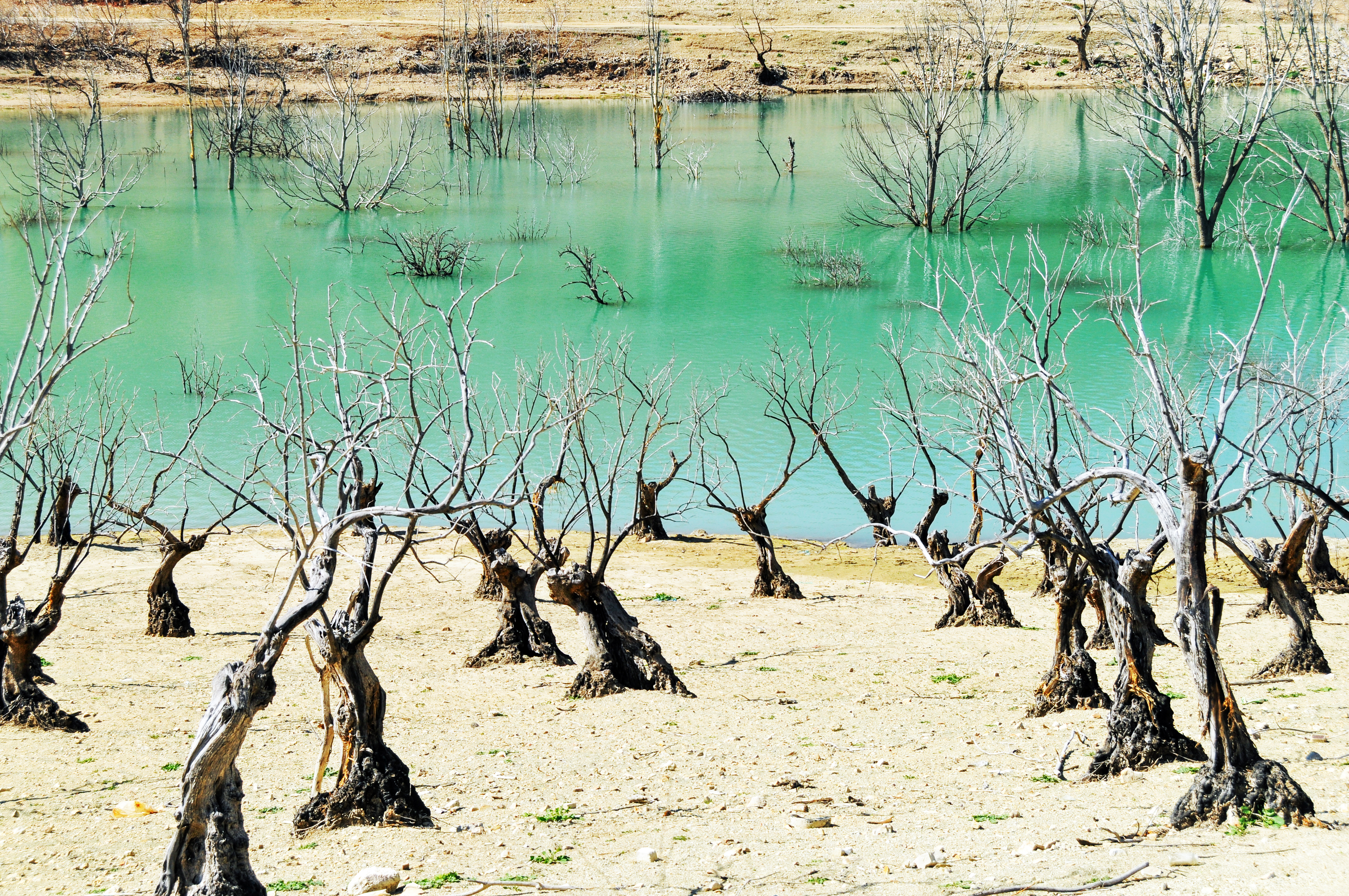 Réservoir d'eau naturel asséché en Espagne