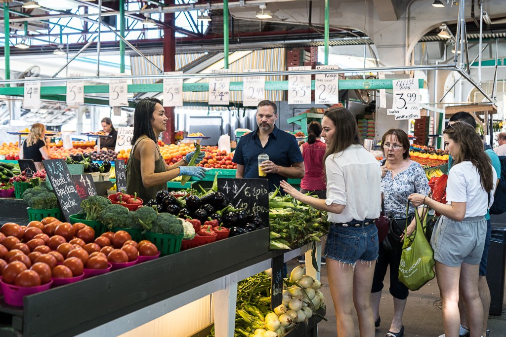 Des clients au marché Jean-Talon