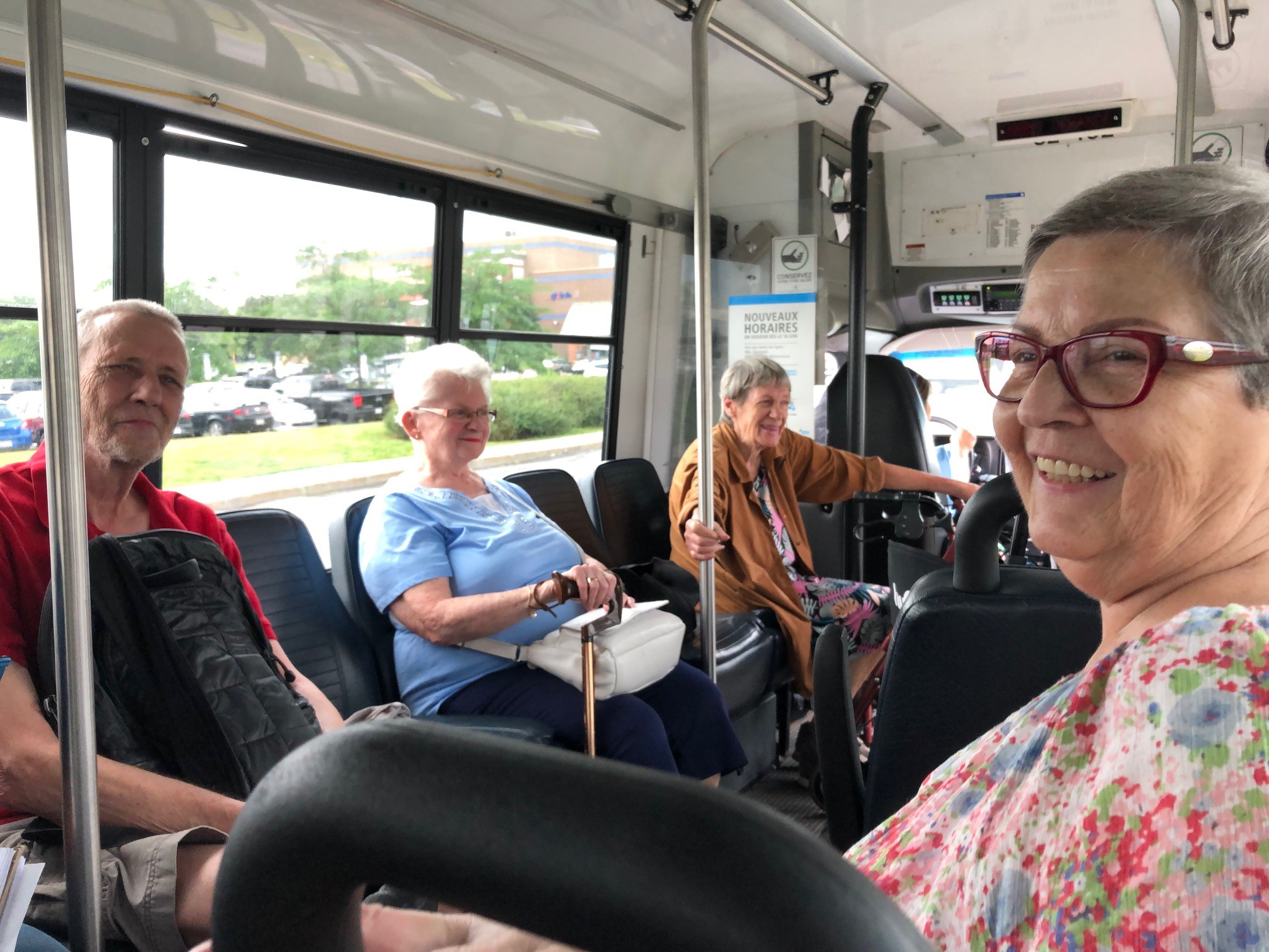 Des personnes âgées à bord de la Navette Or de la STM