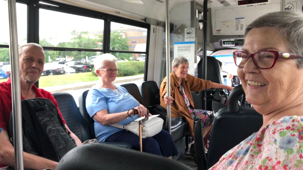 Des personnes âgées à bord de la Navette Or de la STM