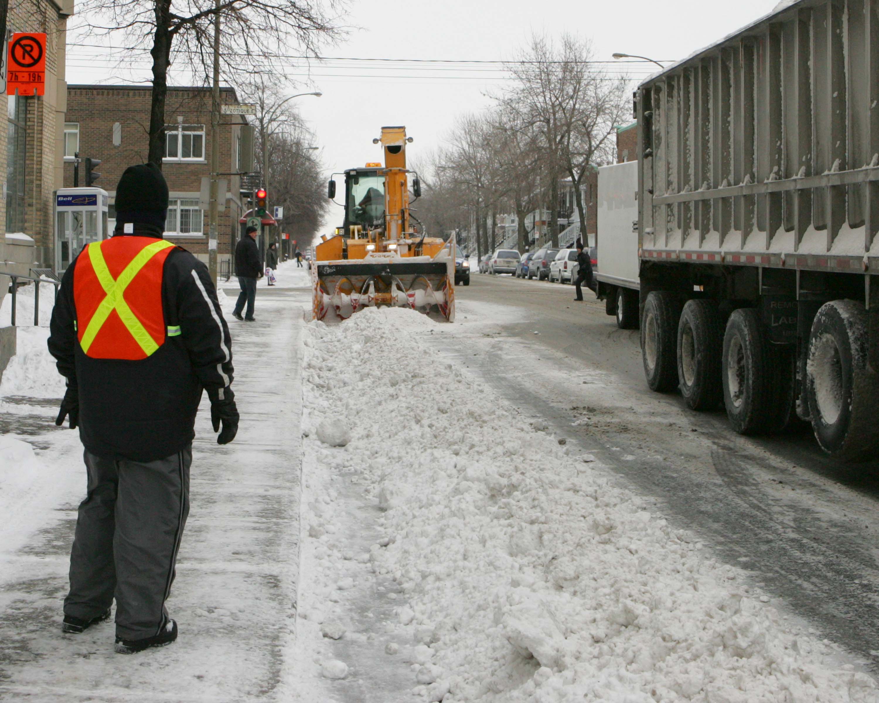 Surveillant d'un chargement de neige