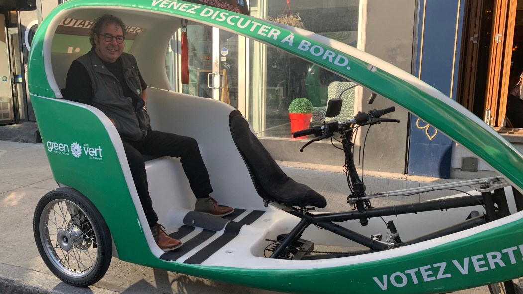 Jamil Azzaoui, candidat du Parti vert dans Laurier-Sainte-Marie, à bord de son vélo-calèche.