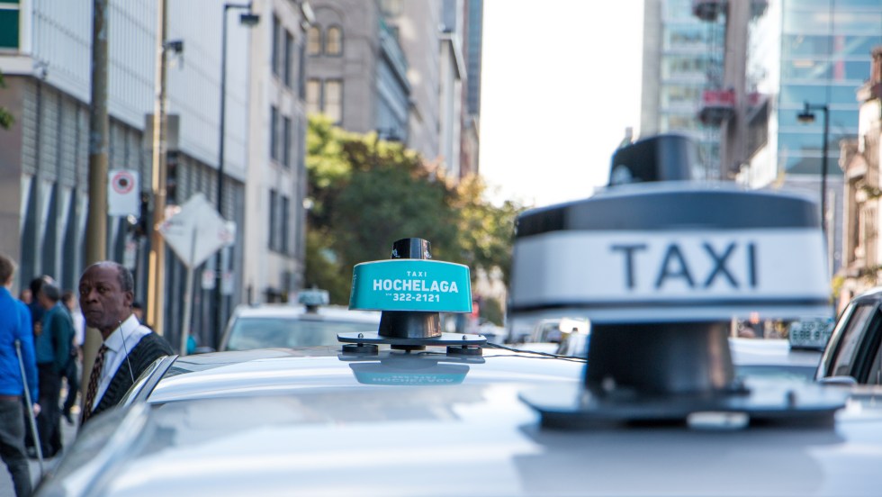 Des taxis circulent dans les rues de Montréal lors d'une manifestation.