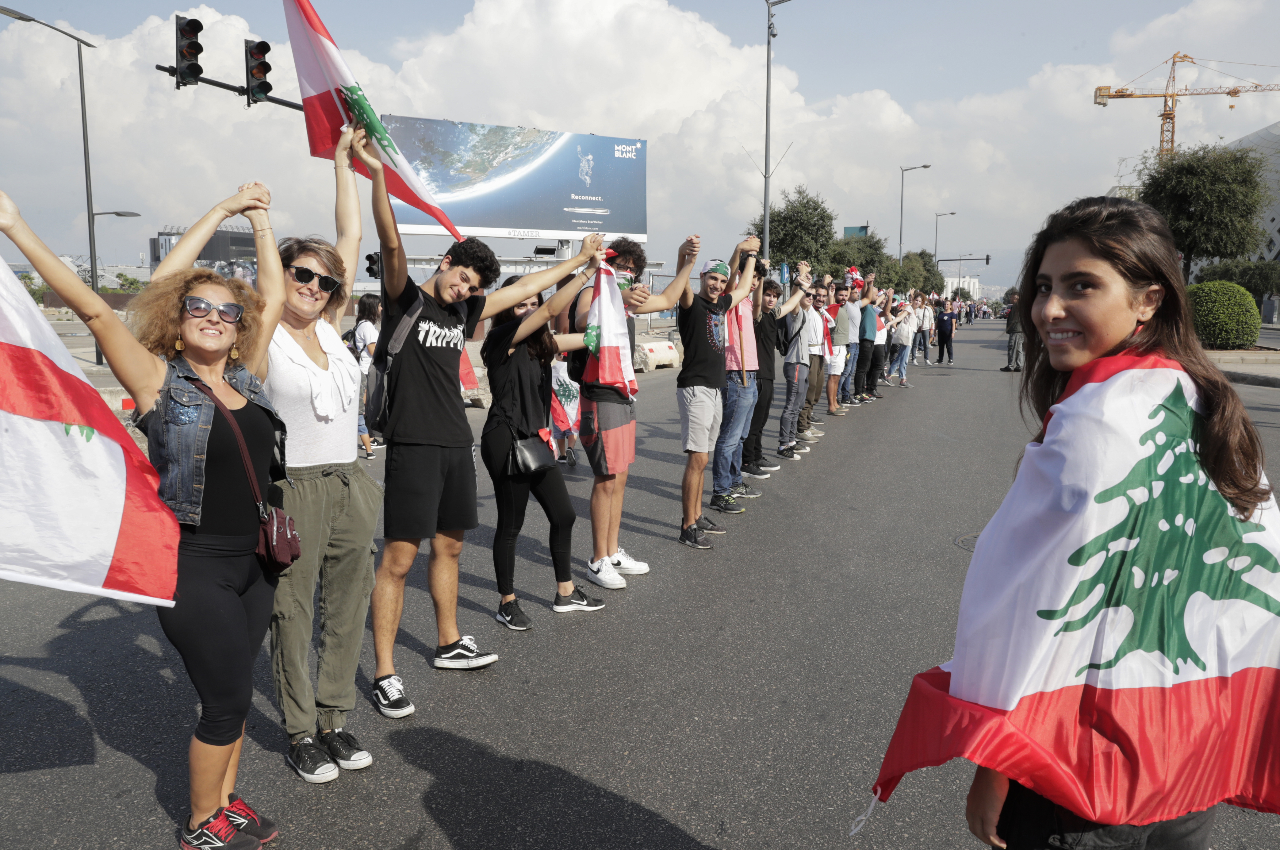 Révolte au Liban: une chaîne humaine formée du nord au sud