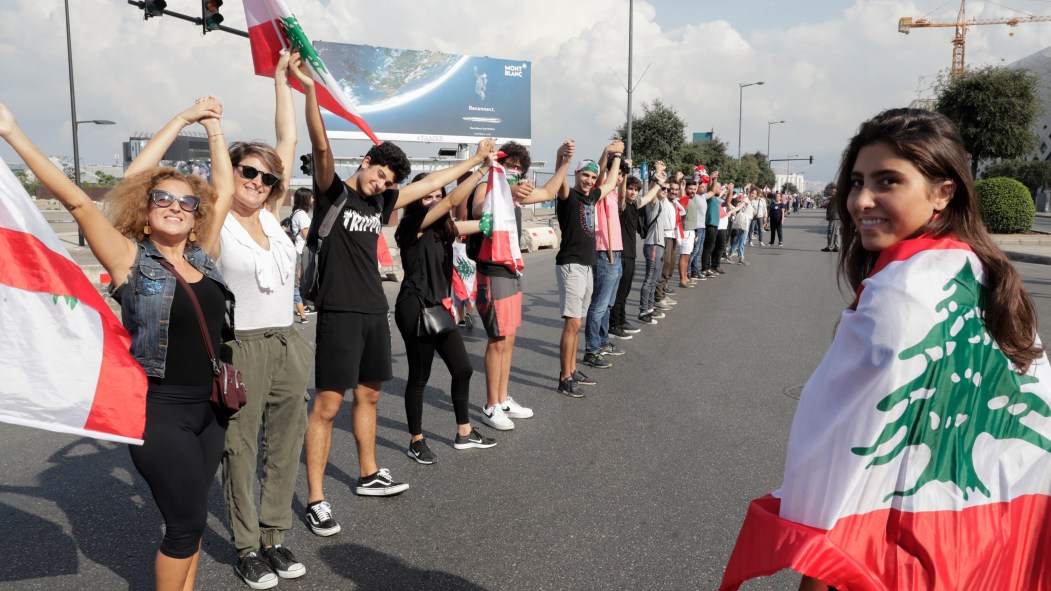 Révolte au Liban: une chaîne humaine formée du nord au sud