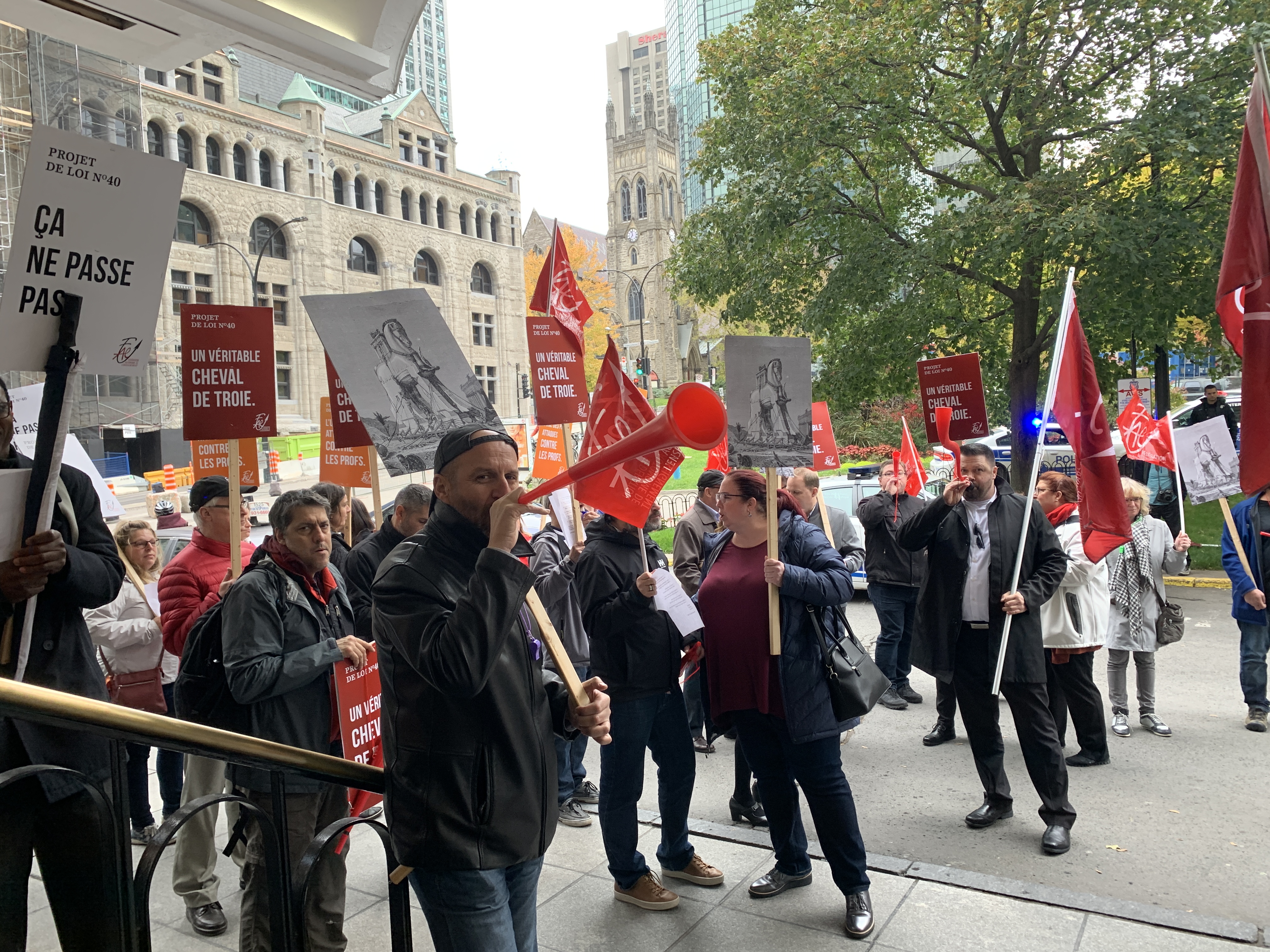 Des manifestants de la FAE devant le Château Champlain, à Montréal