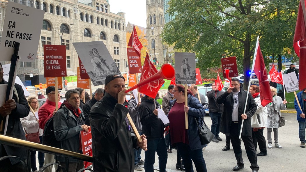 Des manifestants de la FAE devant le Château Champlain, à Montréal