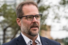 Alexandre Boulerice, chef adjoint du NPD, devant des édifices à logement.