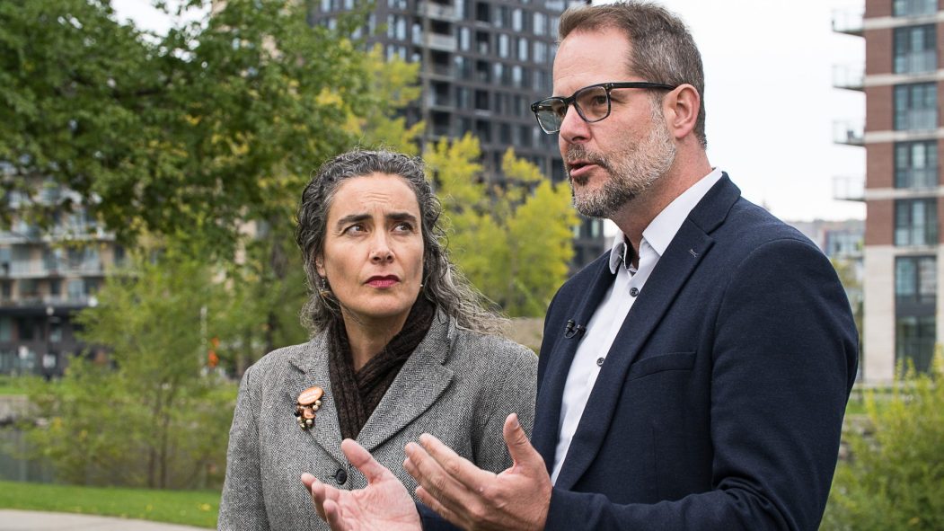 Alexandre Boulerice et Sophie Thiébaut, candidats du NPD, devant des édifices à logement.