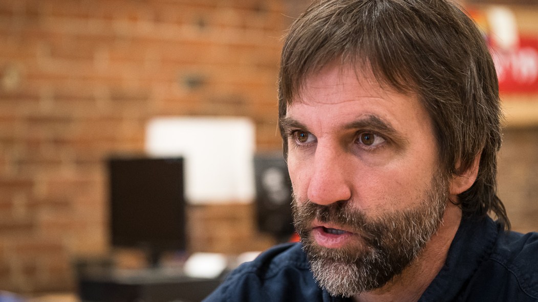 Steven Guilbeault, ministre de l'environnement, dans un café internet.