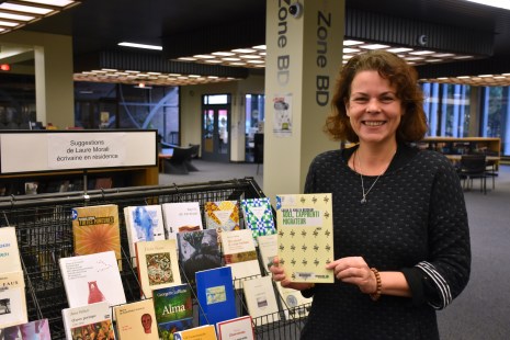 L'écrivaine présente l'une de ses suggestions de livres.