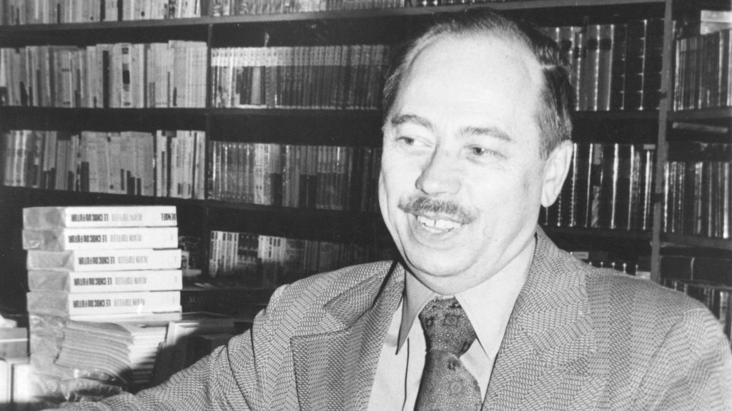Photo d‘archive de Henri Tranquille dans sa bibliothèque de la rue Clark, en 1972. L‘endroit prendra le nom d‘esplanade Tranquille.