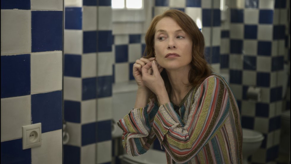 L'actrice Isabelle Huppert se met des boucles d'oreilles dans une salle de bain. Image tirée du film «Frankie» du réalisateur Ira Sachs.