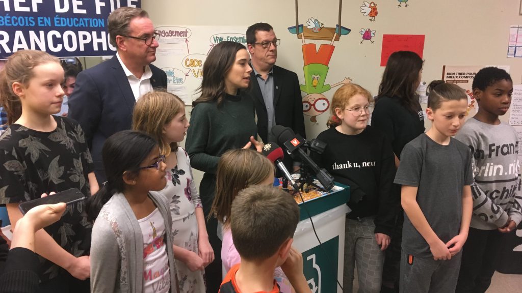 Les élus Laurence Lavigne-Lalonde et Jean-François Parenteau, entourés d'élèves d'une école. La Ville de Montréal lance un projet pilote de collecte du compost dans les écoles.