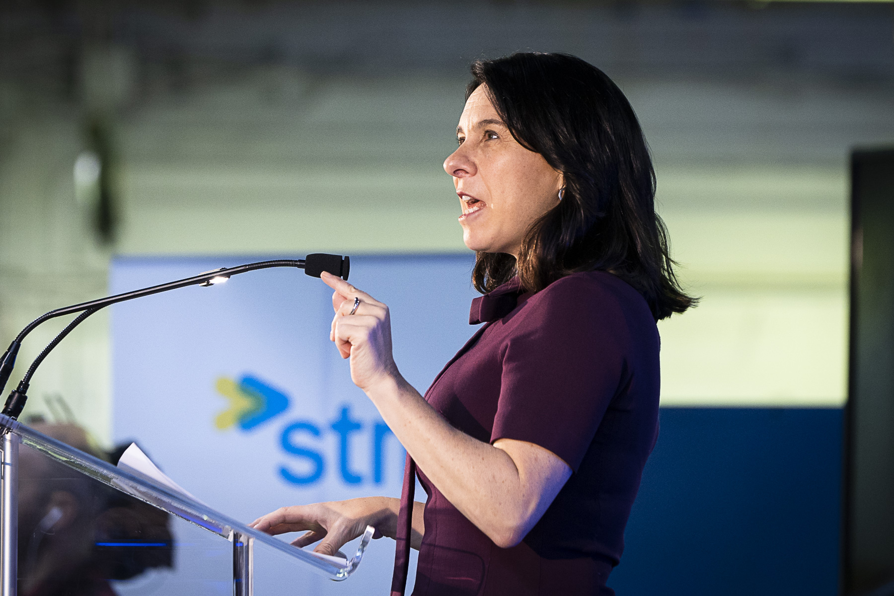 Valérie Plante devant une affiche de la STM, lors d'une annonce sur le budget de la STM et l'augmentation du niveau de service d'autobus.