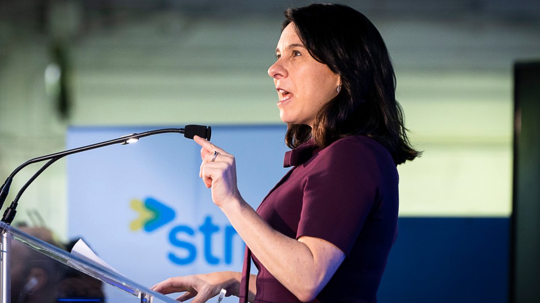 Valérie Plante devant une affiche de la STM, lors d'une annonce sur le budget de la STM et l'augmentation du niveau de service d'autobus.